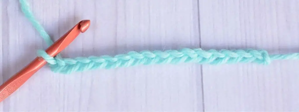 Example of a foundation chain made by a left-handed crocheter.