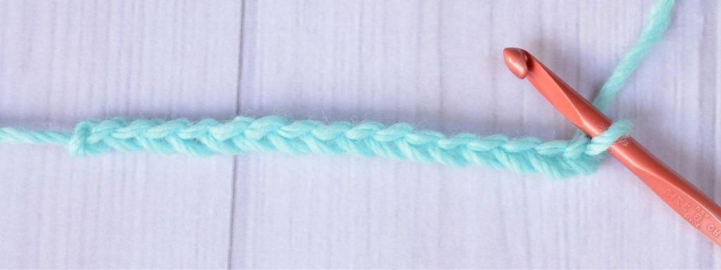 Foundation chain for crocheting right-handed