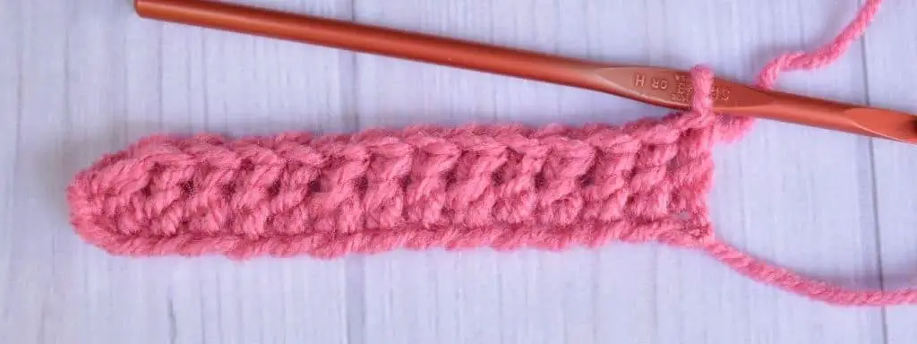 Sample showing what the first row of double crochet stitches look like by a left-handed crocheter