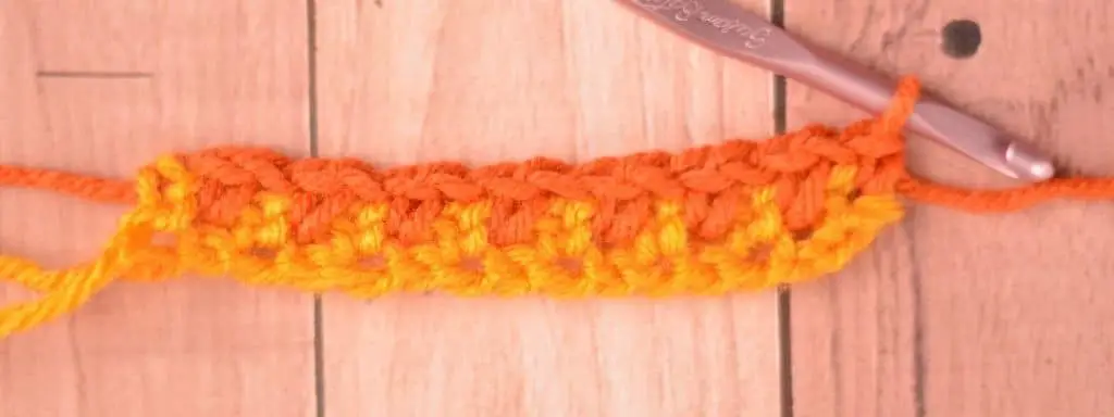 Two rows of the crochet linen stitch in contrasting yarn colors so that you can see the difference between each row of yarn