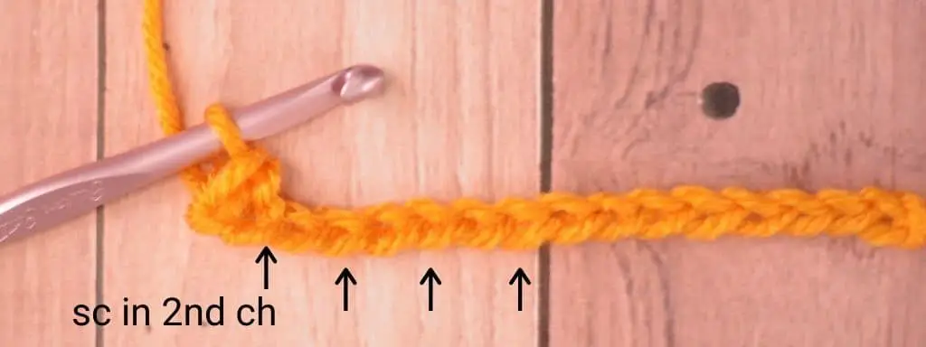 Example of where to put single crochet stitches into the foundation chain when using the linen stitch